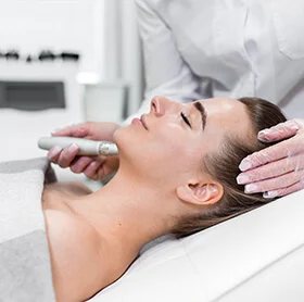 Acne treatments at The Éterne Clinic