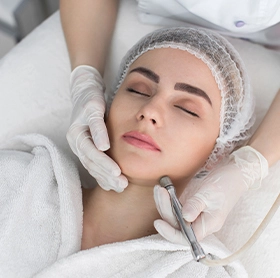 Acne treatments at The Éterne Clinic